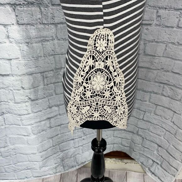 Paper+Tee women M Longsleeve scoopneck stripe top w/lace sides grey & white - Picture 5 of 9